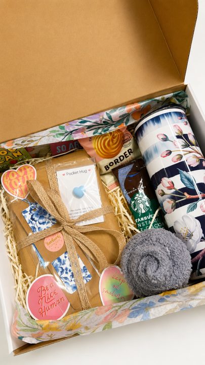 The Cosy Chapter with Tumbler book gift box product image